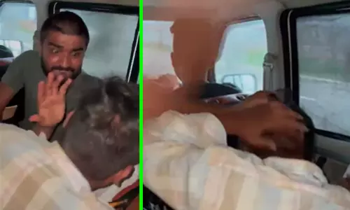 டீன்-ஏஜ் சிறுவனின் காலை முத்தமிட வாலிபரை கட்டாயப்படுத்திய கும்பல்; அதிர்ச்சி பின்னணி...!! டீன்-ஏஜ் சிறுவனின் காலை முத்தமிட வாலிபரை கட்டாயப்படுத்திய கும்பல்; அதிர்ச்சி பின்னணி...!!