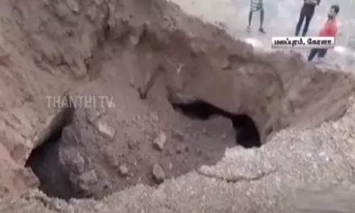 கேரளாவில் திடீரென உருவான ராட்சத பள்ளம் - மாவட்ட நிர்வாகம் ஆய்வு செய்ய மக்கள் கோரிக்கை