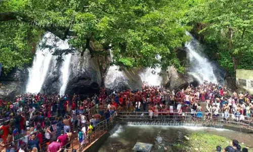 குற்றாலத்தில் குவிந்த சுற்றுலா பயணிகள்; அருவிகளில் குளித்து மகிழ்ந்தனர்