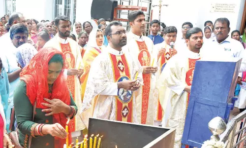 மெழுகுவர்த்தி ஏந்தி கிறிஸ்தவர்கள் சிறப்பு பிரார்த்தனை