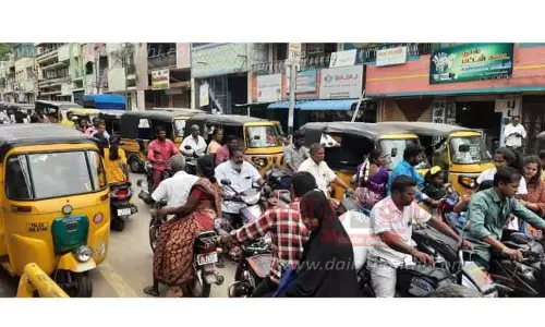 பக்தர்கள் கார் உள்ளிட்ட வாகனங்களை நிறுத்த இடம் தேடி அலையும் அவலம்