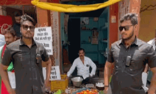 தக்காளியை பாதுகாக்க பவுன்சர்களை நியமித்த காய்கறி வியாபாரி.! தக்காளியை பாதுகாக்க பவுன்சர்களை நியமித்த காய்கறி வியாபாரி.!