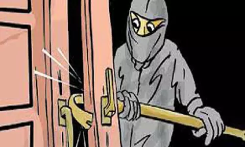 தூத்துக்குடியில் லாரி செட் உரிமையாளர் வீட்டில் தங்கநகை, வெள்ளி பொருட்கள் திருட்டு