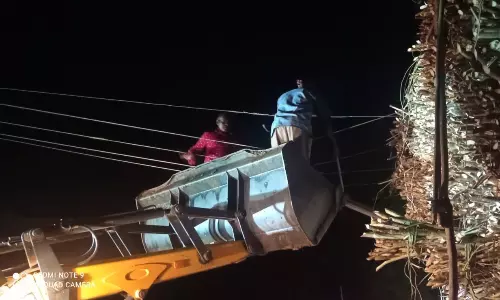 லாரி மோதி மின்கம்பம் சேதம்