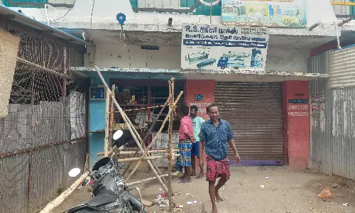 பள்ளிகளுக்கு செல்லும் வழியில் டாஸ்மாக் கடை