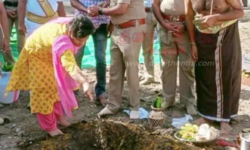 கீழடியில் ரூ.25 லட்சத்தில் புறக்காவல் நிலையம் கட்டும் பணி