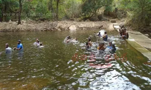 களக்காடு தலையணையில்  சுற்றுலா பயணிகள் உற்சாக குளியல்