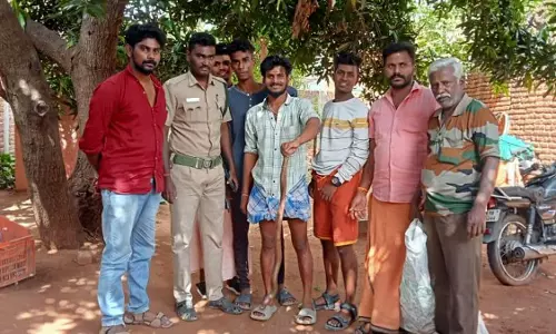 தொழிலாளி வீட்டுக்குள் புகுந்த பாம்பு