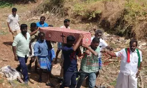 இறந்தவர் உடலை ஓடை வழியாக  சுமந்து சென்ற கிராம மக்கள்