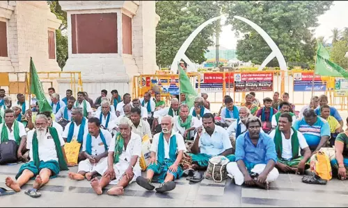 மேகதாதுவில் அணை கட்ட எதிர்ப்பு: அண்ணா நினைவிடம் முன்பு விவசாயிகள் திடீர் போராட்டம் மேகதாதுவில் அணை கட்ட எதிர்ப்பு: அண்ணா நினைவிடம் முன்பு விவசாயிகள் திடீர் போராட்டம்