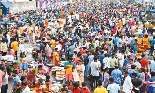 அரபிக்கடல் பகுதியில் மீன்பிடி தடைக்காலத்தால் வரத்து பாதிப்பு: சென்னையில், மீன்கள் விலை கிடுகிடு உயர்வு