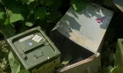 மேற்கு வங்காளம்:  தேர்தல் வன்முறைக்கு 20 பேர் பலி; சாக்கடையில் வீசப்பட்ட வாக்கு இயந்திரங்கள்