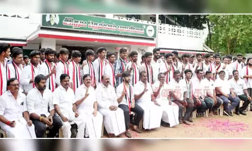 200 இளைஞர்கள் அ.தி.மு.க.வில் சேர்ந்தனர்