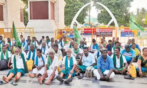 சென்னை மெரினா கடற்கரை காமராஜர் சாலையில் உள்ள அண்ணா நினைவிடம் முன்பு விவசாயிகள் திடீர் போராட்டம்