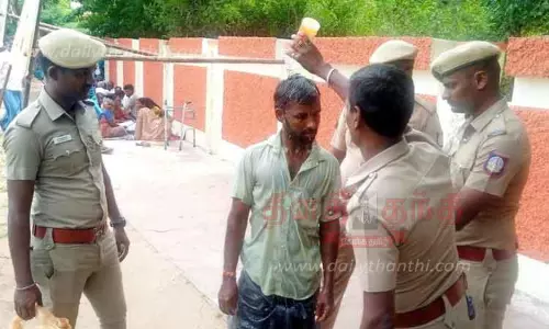 கலெக்டர் அலுவலகத்தில் 2 பேர் தீக்குளிக்க முயற்சி