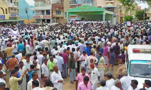 ஆரணியில் நூற்றுக்கணக்கான நெசவாளர்கள் திரண்டு ஆர்ப்பாட்டம்