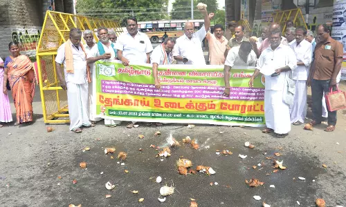 தேங்காய்களை உடைத்து விவசாயிகள் போராட்டம்