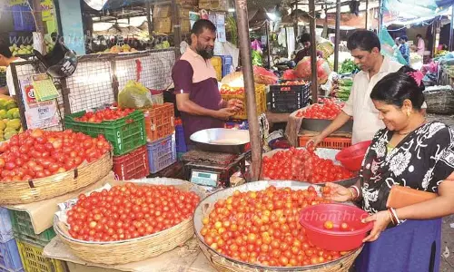 விண்ணைத்தொட்ட தக்காளி, சின்னவெங்காயம் விலை