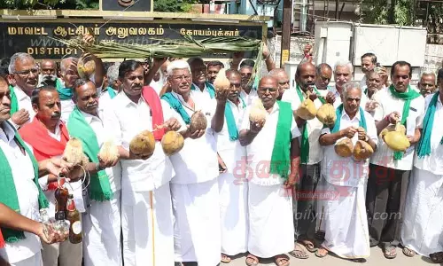 தேங்காய், காலி மதுபாட்டில்களுடன் கலெக்டர் அலுவலகம் வந்த விவசாயிகள்