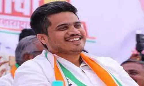 கட்சியை உடைக்க செய்து, நாங்கள் சண்டையிடுவதை பா.ஜனதா தலைவர்கள் ஏ.சி. அறையில் உட்கார்ந்து ரசிக்கிறார்கள் - ரோகித் பவார் எம்.எல்.ஏ. குற்றச்சாட்டு