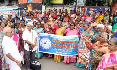 சத்துணவு, அங்கன்வாடி ஓய்வூதியர் சங்கத்தினர் ஆர்ப்பாட்டம்