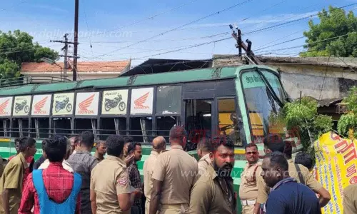 தாறுமாறாக ஓடிய பஸ் மின்கம்பங்களில் மோதி, டீக்கடைக்குள் புகுந்ததால் பரபரப்பு