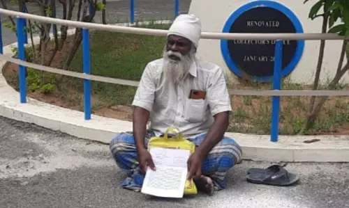 தர்மபுரி கலெக்டர் அலுவலகத்தில் முதியவர் திடீர் தர்ணா தர்மபுரி கலெக்டர் அலுவலகத்தில் முதியவர் திடீர் தர்ணா