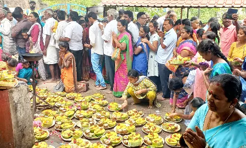 தேய்பிறை அஷ்டமியையொட்டிதட்சிணகாசி காலபைரவர் கோவிலில் சிறப்பு வழிபாடுசாம்பல் பூசணியில் விளக்கேற்றி பக்தர்கள் நேர்த்திக்கடன்