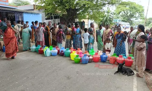 சீரான குடிநீர் வழங்கக்கோரிகாலிக்குடங்களுடன் பெண்கள் சாலை மறியலால் பரபரப்பு