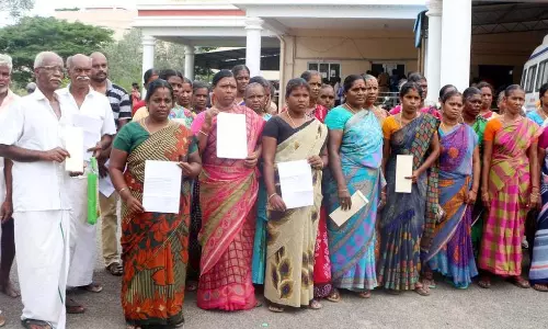 சாலையை சீரமைத்து பஸ் வசதி கலெக்டரிடம் பொதுமக்கள் மனு