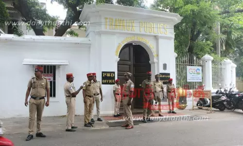பொதுப்பணித்துறை அலுவலகம் முன்பு போலீஸ் குவிப்பு பொதுப்பணித்துறை அலுவலகம் முன்பு போலீஸ் குவிப்பு