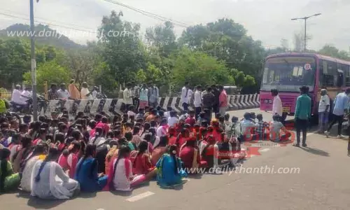 அரசு கலைக்கல்லூரி மாணவ, மாணவிகள் மறியல்