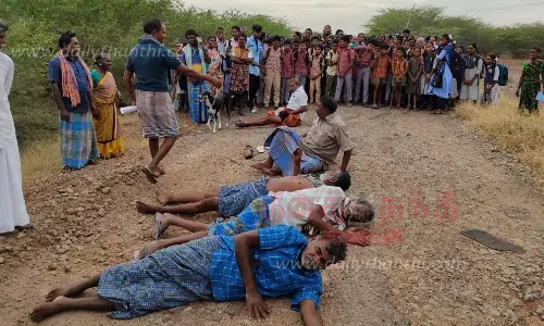 சேதம் அடைந்த சாலையில் உருண்டு கிராம மக்கள் போராட்டம்