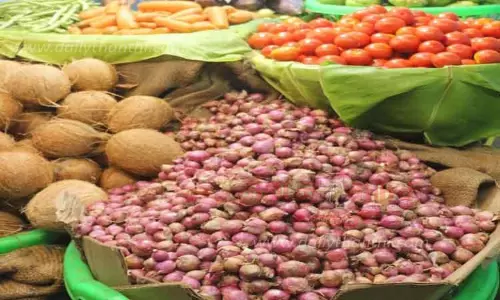 தக்காளியை தொடர்ந்து இல்லத்தரசிகளுக்கு கண்ணீரை வரவழைக்கும் சின்ன வெங்காயம் விலை