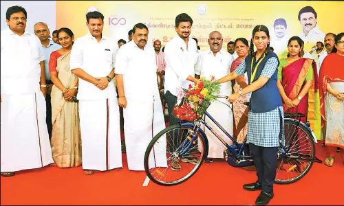 அரசின் விலையில்லா சைக்கிளை விற்கக்கூடாது: மாணவ-மாணவிகளுக்கு அமைச்சர் வேண்டுகோள் அரசின் விலையில்லா சைக்கிளை விற்கக்கூடாது: மாணவ-மாணவிகளுக்கு அமைச்சர் வேண்டுகோள்