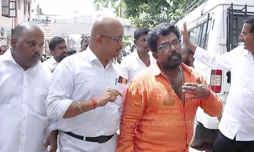 மதபோதகர் குறித்து அவதூறு வீடியோ பதிவிட்டதாக சினிமா சண்டை பயிற்சியாளர் கனல் கண்ணன் கைது மதபோதகர் குறித்து அவதூறு வீடியோ பதிவிட்டதாக சினிமா சண்டை பயிற்சியாளர் கனல் கண்ணன் கைது