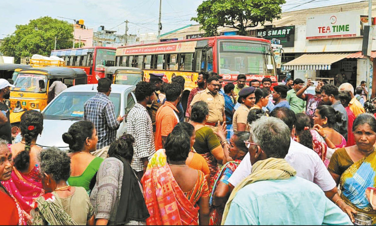 காசிமேட்டில் பொதுமக்கள் திடீர் சாலை மறியல் - புதிய வீடுகள் கட்டி முடிக்கப்படாததால் ஆத்திரம்