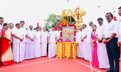 அழகு முத்துக்கோன் சிலைக்கு முதல்-அமைச்சர் மு.க.ஸ்டாலின் மரியாதை..! அழகு முத்துக்கோன் சிலைக்கு முதல்-அமைச்சர் மு.க.ஸ்டாலின் மரியாதை..!