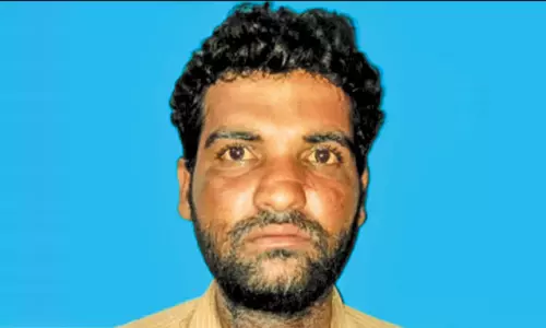 கும்மிடிப்பூண்டி சிப்காட் தொழிற்பேட்டையில்காரில் கடத்தி வந்த 100 கிலோ குட்கா பறிமுதல்வாலிபர் கைது