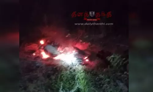 மோட்டார் சைக்கிள் பள்ளத்தில் பாய்ந்து தீப்பற்றியது