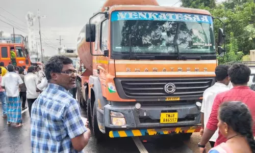 சாலை தடுப்பு  மீது லாரி மோதி விபத்து