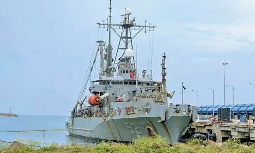 பழுது நீக்கும் பணிக்காக காட்டுப்பள்ளி துறைமுகம் வந்த அமெரிக்க கப்பல்
