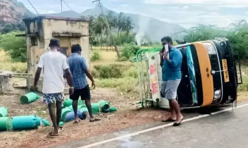 பால் வேன் சாலையில் கவிழ்ந்தது