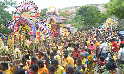 திண்டுக்கல்லில் பூத்தேர்களில் அம்மன் வீதிஉலா