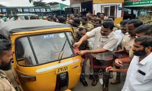 வெளியூர் ஆட்டோக்களை அடையாளம் காண ஸ்டிக்கர்