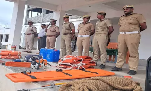 பருவமழையை எதிர்கொள்வது குறித்து மாணவர்களுக்கு செயல்விளக்கம்