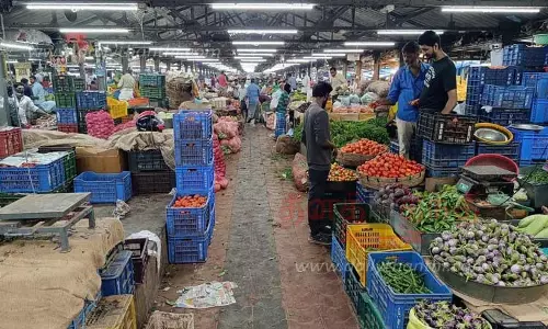 உழவர் சந்தைகளில் ஒரே நாளில் 10 டன் தக்காளி விற்பனை