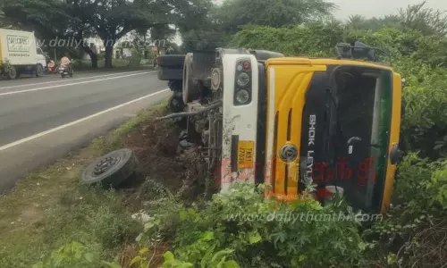 கருங்கல் ஏற்றிச்சென்ற லாரி கவிழ்ந்தது
