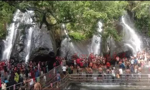 குற்றாலம் அருவிகளில் சுற்றுலா பயணிகள் உற்சாக குளியல்