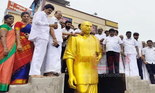 ஆலங்குளத்தில் காமராஜர் வெண்கல சிலை நிறுவப்பட்டது ஆலங்குளத்தில் காமராஜர் வெண்கல சிலை நிறுவப்பட்டது